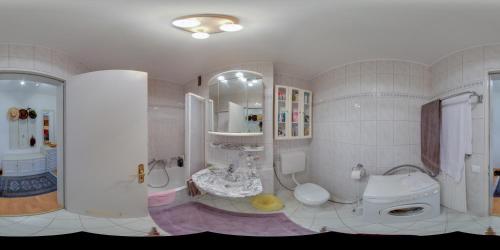 ミュンヘンにあるヴォーヌングのバスルーム(シャワー、トイレ、シンク付)