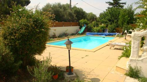 - une piscine avec un pôle lumineux à côté dans l'établissement Studio en Provence, à Aubagne