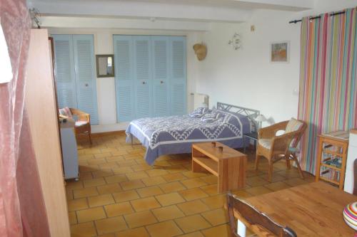 Ένα ή περισσότερα κρεβάτια σε δωμάτιο στο Studio en Provence