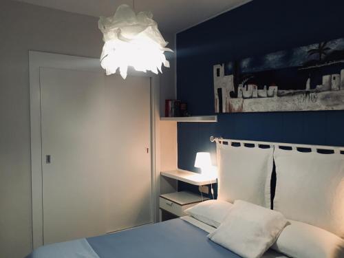 マルベーリャにあるApartamento Marbella Centroの青い壁のベッドルーム1室