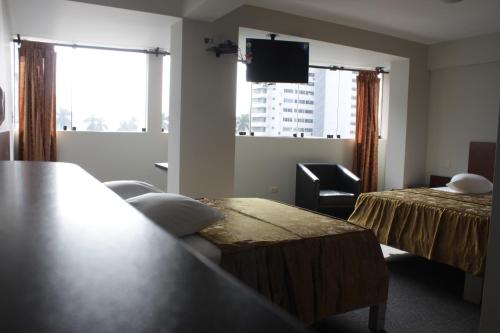 Una televisión o centro de entretenimiento en Hostal Bond