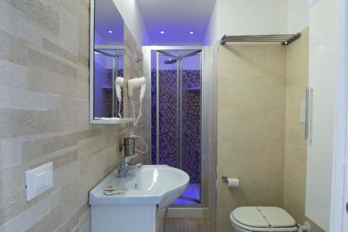 Et badeværelse på Elisir Suite Rooms by Marino Tourist