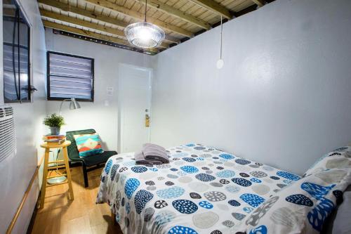 1 dormitorio con 1 cama y 1 silla en Casa Santurce, en San Juan