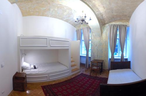 een slaapkamer met een bed in een kamer met een gewelfd plafond bij Zagreb Speeka in Zagreb