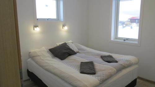 Katil atau katil-katil dalam bilik di Hvammur 2 Bjarg with private hot tub