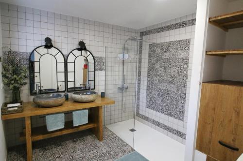 プリエゴ・デ・コルドバにあるLa Baranda de Priegoのバスルーム(シンク2台、シャワー付)