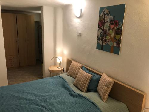 - une chambre avec un lit doté de draps et d'oreillers bleus dans l'établissement Révay 6 Apartment, à Budapest