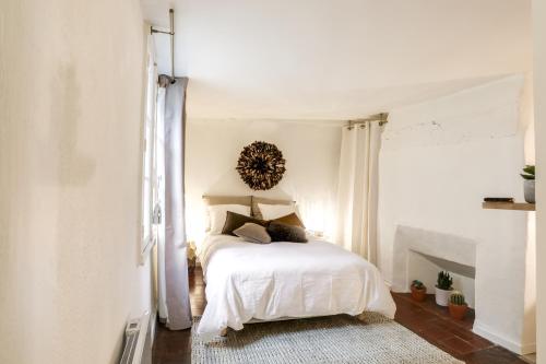 Una cama o camas en una habitación de LE CELESTIN - Centre Historique -