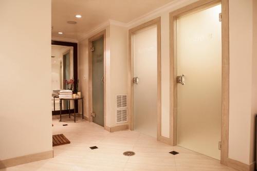 a hallway with a door leading to a room at Beverly Hills Plaza Hotel & Spa in Los Angeles