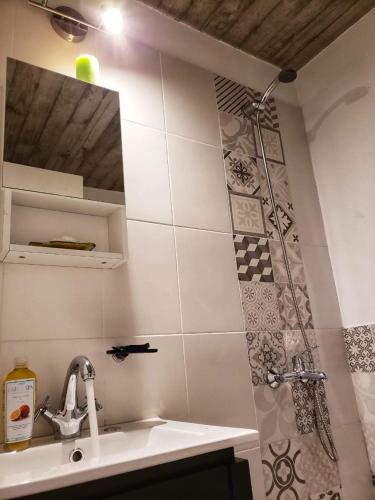 a bathroom with a sink and a shower at Medanos in Las Gaviotas