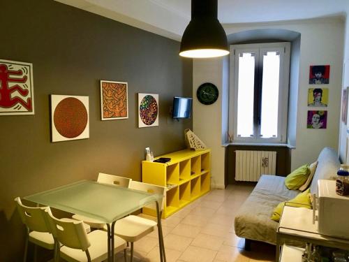 ein Wohnzimmer mit einem Tisch und einem Sofa in der Unterkunft Al Centro Città in Bergamo