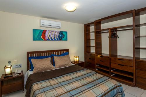 En eller flere senger på et rom på Blue Marlin Apartments