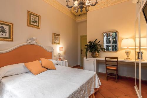 A bed or beds in a room at Hotel Villa Maremonti