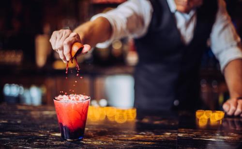 un barman préparant un verre au bar dans l'établissement Bear Springs Hotel, à Highland