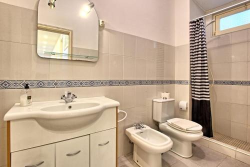 リスボンにあるArroios Market Apartmentのバスルーム(洗面台、トイレ、鏡付)