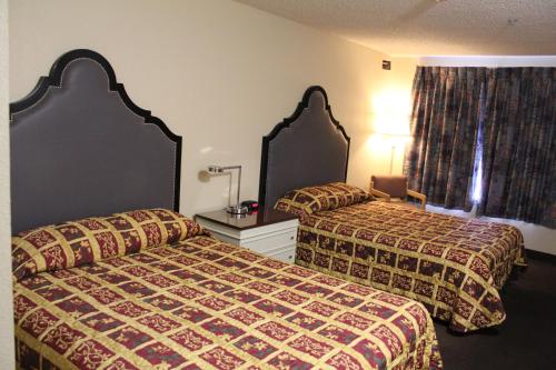 a hotel room with two beds and a window at Knights Inn Pasco in Pasco