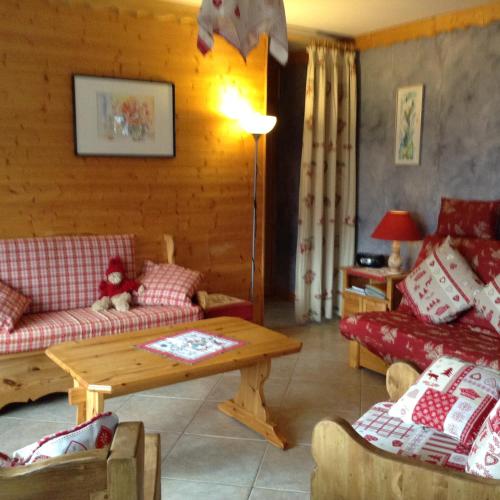 un salon avec un canapé et une table dans l'établissement La Maison Bel'Air, à Gérardmer