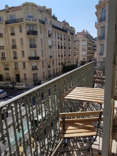 Cosy central studio Nice Rossini large balcony