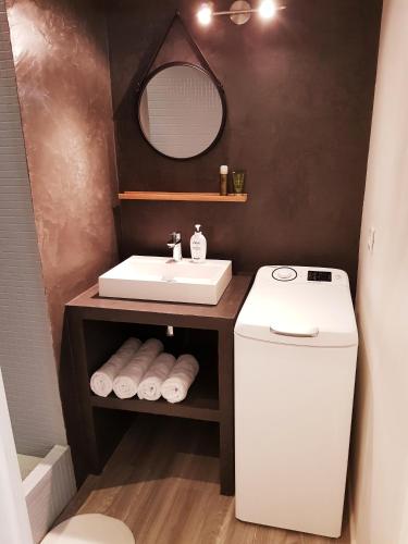 une salle de bain avec un lavabo et une machine à laver dans l'établissement Cosy central studio Nice Rossini large balcony, à Nice