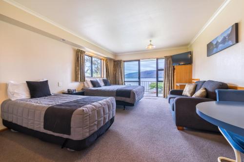 Кровать или кровати в номере Lakeside Motel & Apartments