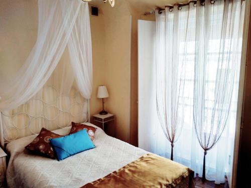 a bedroom with a bed and a large window at Los Balcones - Alojamiento Rural en Sigüenza in Sigüenza