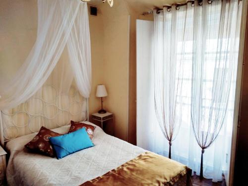 シグエンサにあるLos Balcones - Alojamiento Rural en Sigüenzaのベッドルーム1室(ベッド1台、大きな窓付)