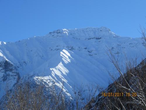 a mountain covered in snow on a clear day at Cabañas Emporio de la Meme in San José de Maipo