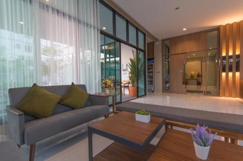 Χώρος καθιστικού στο Donchan Grand Hotel
