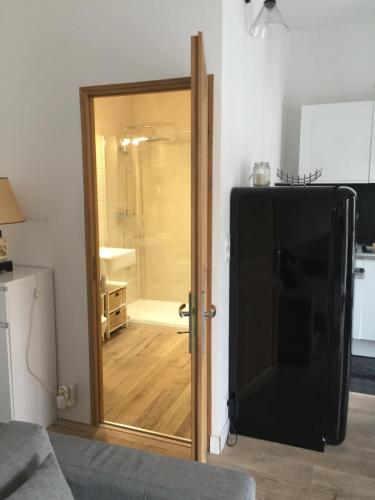 Il dispose d'une cuisine ouverte avec un réfrigérateur. dans l'établissement Charmant appartement hyper centre Comédie, à Montpellier