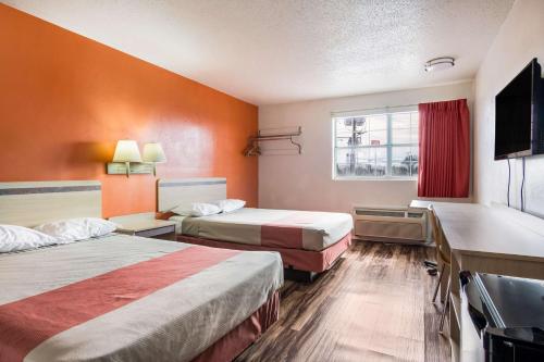 ein Hotelzimmer mit 2 Betten und einem TV in der Unterkunft Motel 6-East Ridge, TN in Chattanooga