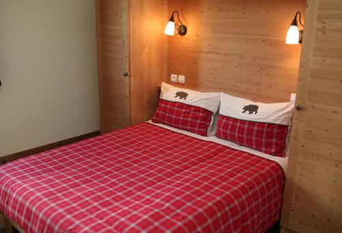 ヴァールにあるle hameau des rennesのベッドルーム1室(赤と白のベッド1台、枕2つ付)