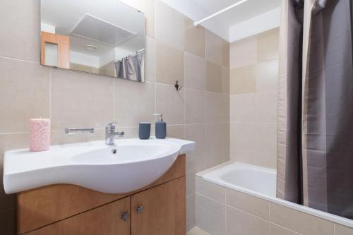 耶路撒冷Sweethome26 YAFO STREET JERUSALEM的带白色水槽和浴缸的浴室