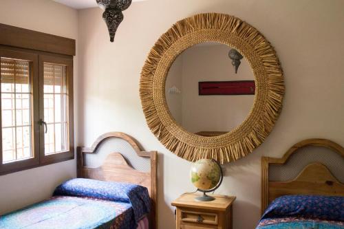 - une chambre avec 2 lits et un miroir mural dans l'établissement Villa Sol y Sal, à Torrevieja
