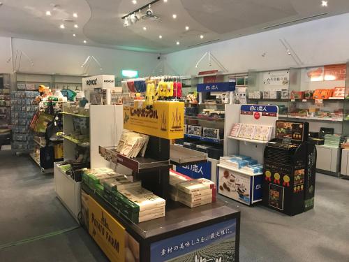 Supermarket nebo jiné obchody v  hotelu nebo okolí