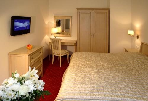 Ένα ή περισσότερα κρεβάτια σε δωμάτιο στο Spa Hotel Schlosspark