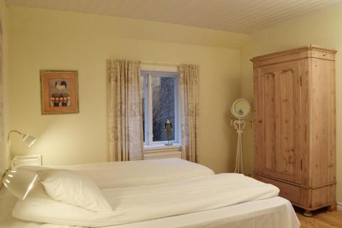 a bedroom with two beds and a window at Villa Luna Breakfast Hotel in Killeberg