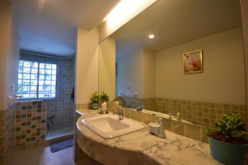Koupelna v ubytování Hua Hin Beachfront Condo