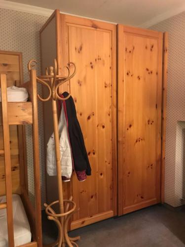a room with a wooden cabinet and a closet at Ploner villaggio Turistico in Dobbiaco