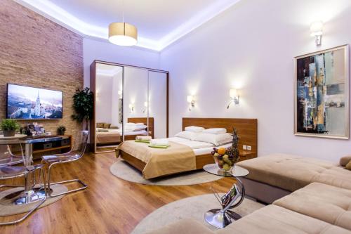 ブダペストにあるDownTown Design Flatのベッドルーム1室(ベッド2台付)、リビングルームが備わります。