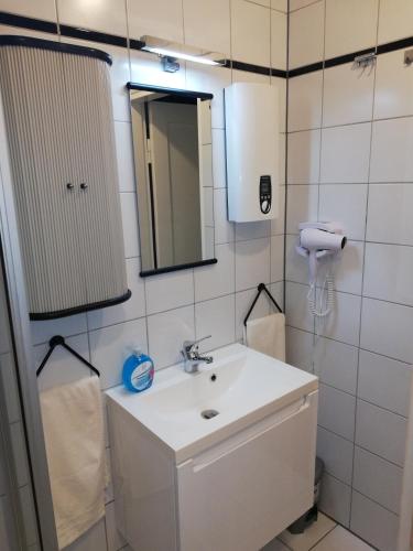 a bathroom with a white sink and a mirror at Apartment in Innenstadtnähe in Darmstadt