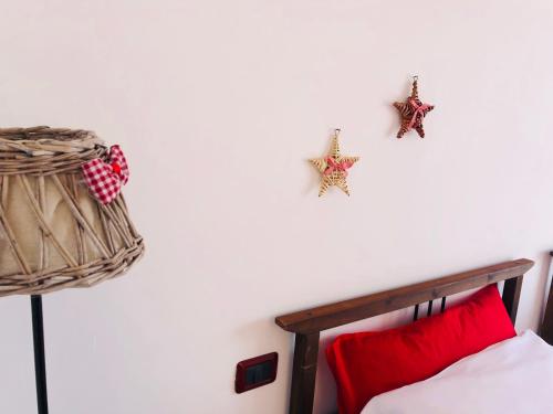 a bedroom with two starfish on a white wall at Rifugio del Cavaliere in Ateleta