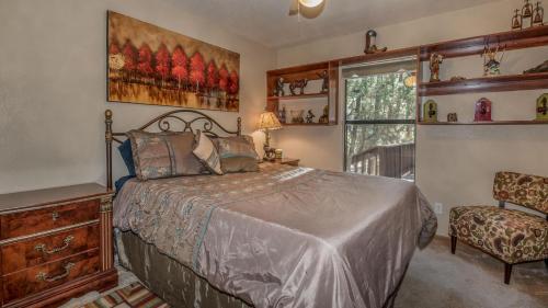 מיטה או מיטות בחדר ב-Tanglewood, Cabin at Ruidoso, with Forest View