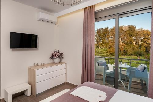 Μια τηλεόραση ή/και κέντρο ψυχαγωγίας στο Amaen Luxury House