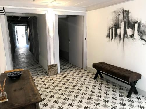 - un salon avec un banc et une table dans l'établissement Casa Santa Luzia - Historic Centre, à Guimarães