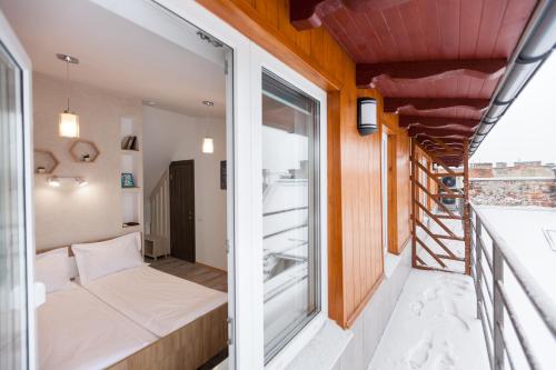 Habitación pequeña con cama y ventana en 7 Apartments en Leópolis