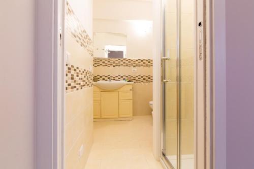 uma casa de banho com um chuveiro, um lavatório e um WC. em Sorrento's House em Sant'Agnello