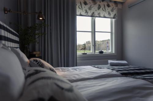 a bedroom with a bed and a window with a window treatment at Bauergården in Gränna