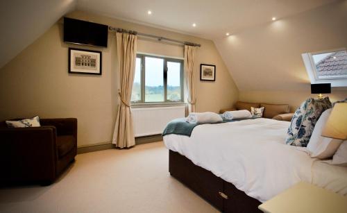 una camera con un grande letto e una finestra di Blacknest Golf and Country Club ad Alton