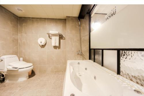Ένα μπάνιο στο Elysee Hotel