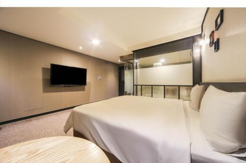 Ένα ή περισσότερα κρεβάτια σε δωμάτιο στο Elysee Hotel